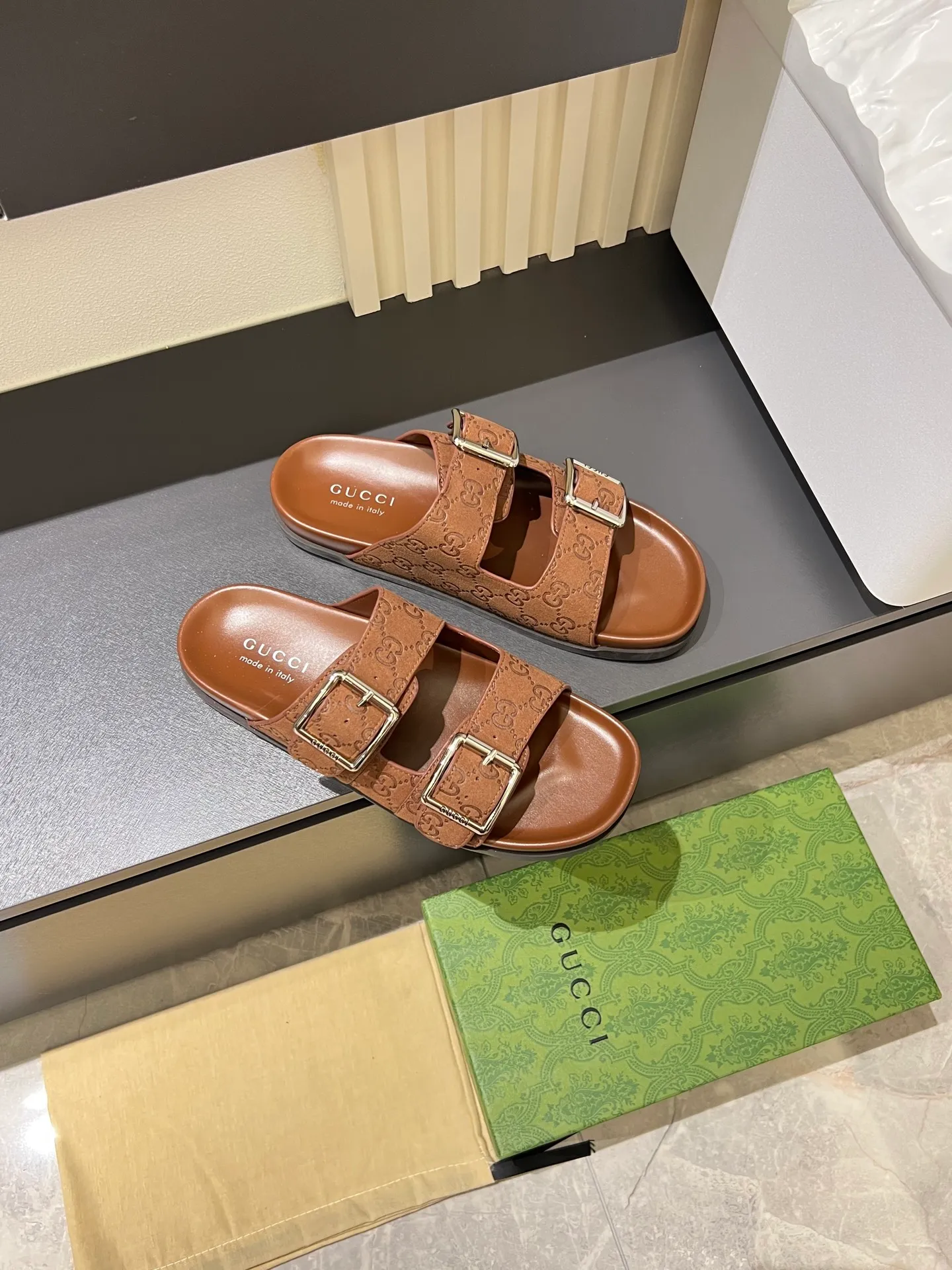 Men's Men's Shoes 💰p320 "GUCC＊" These slippers are made of GG polyester and feature a Gucci label on the front, adding a bold logo feel to the style. "Gucci Made in Italy" stamped label Rubber sole. Size 38-44